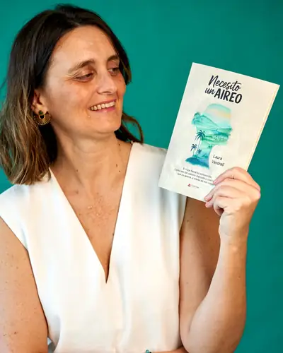 Laura Vendrell con su libro Necesito un AIREO
